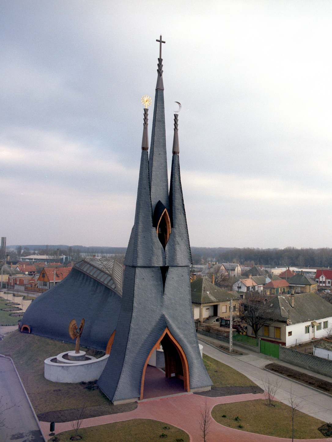 Imre Makovecz’s Organism – Architectural Resistance against Socialist Realism – Paks, Church of the Holy Spirit